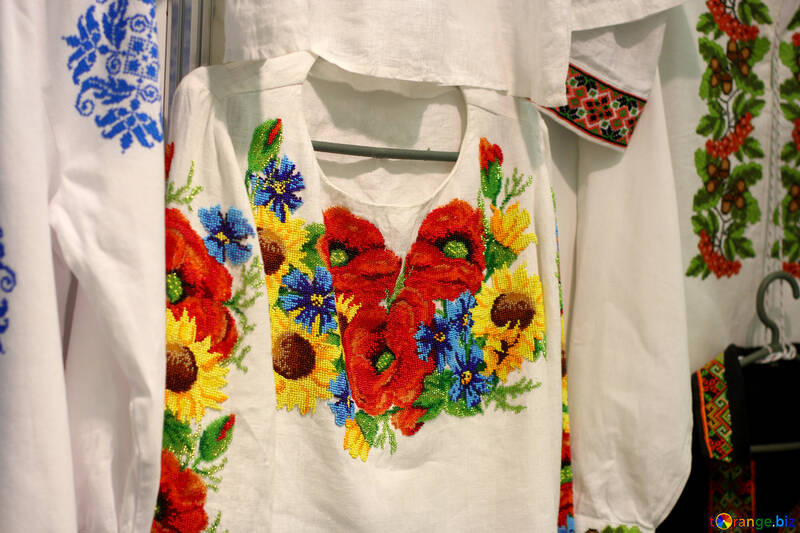 Camisa com uma roupa floral estampada №52773