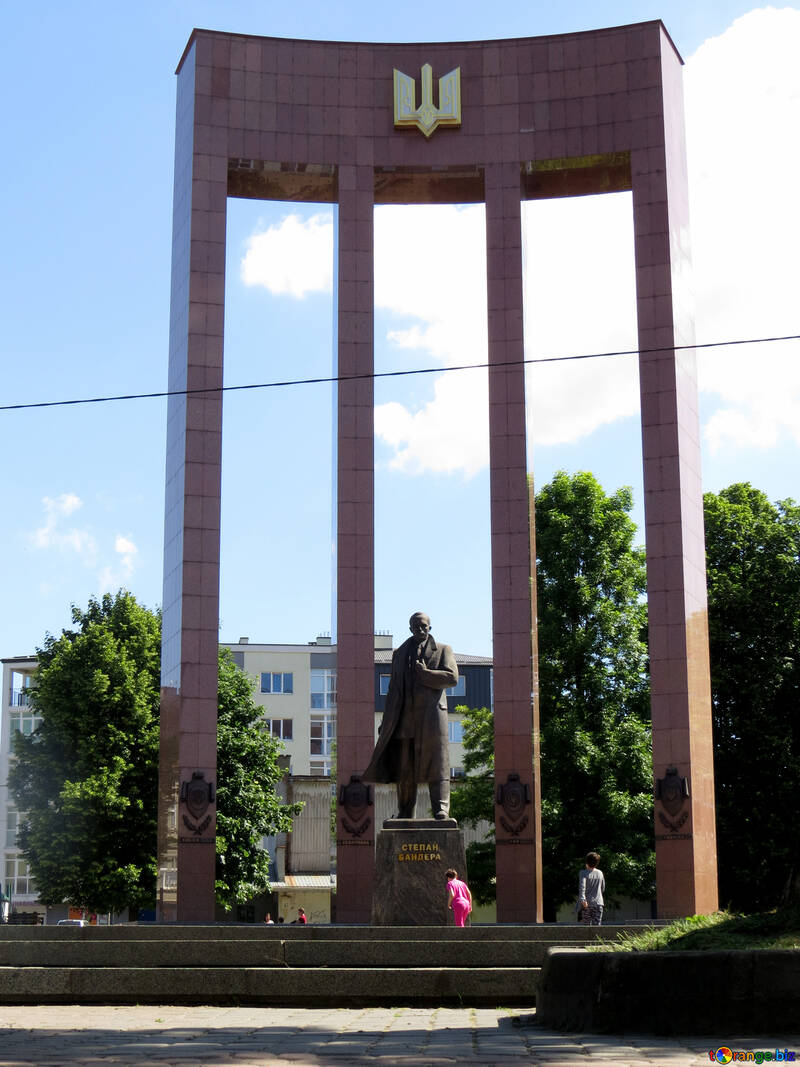 Stepan Bandera statue in a pillar window image №52210