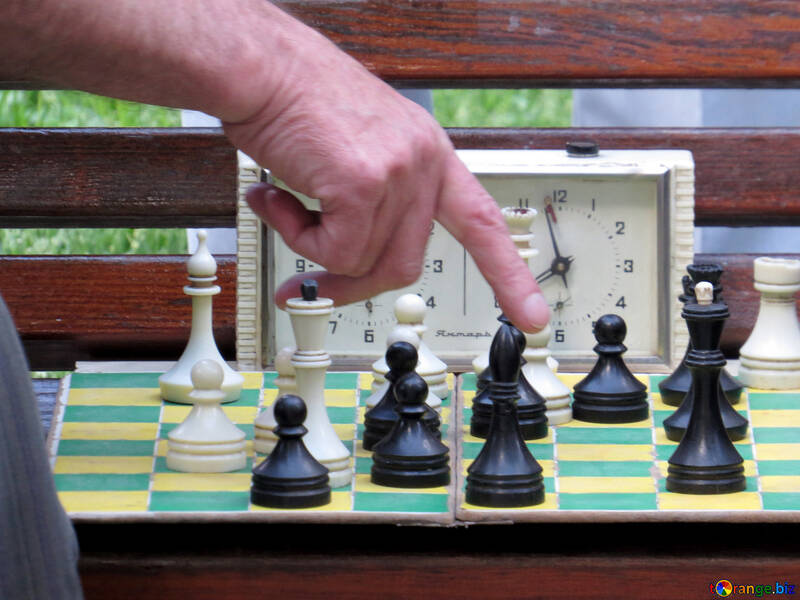 Uma mão tocando um pedaço de xadrez №52292