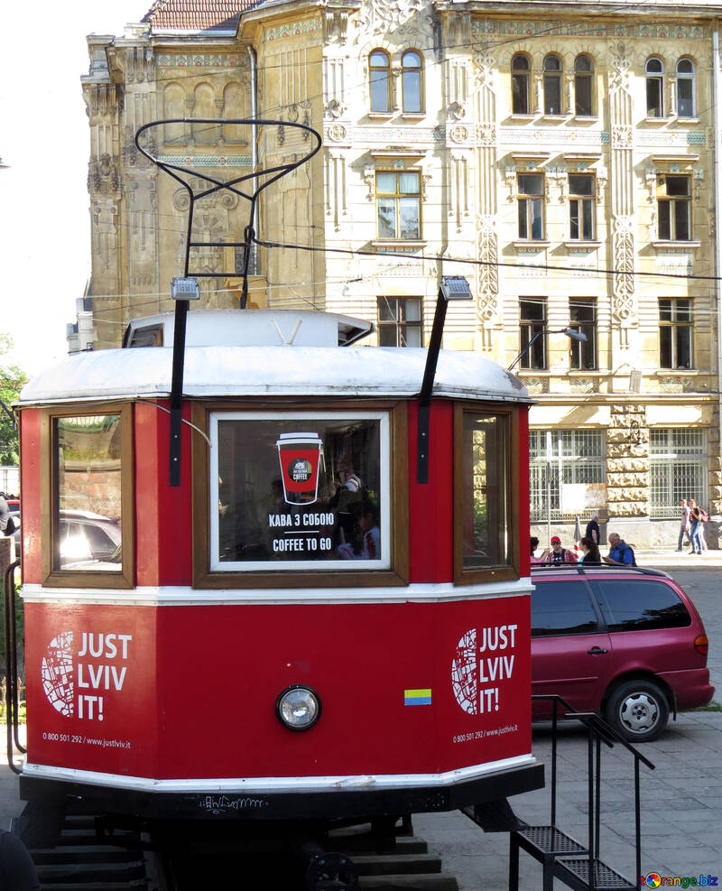 Tram rouge tram rouge dans une rue №52158