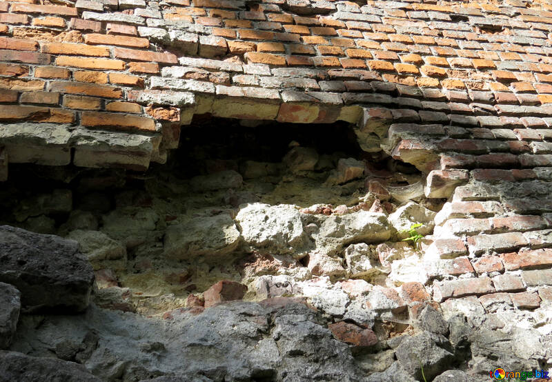 破壊されている穴レンガの壁とストーンウォール №52068