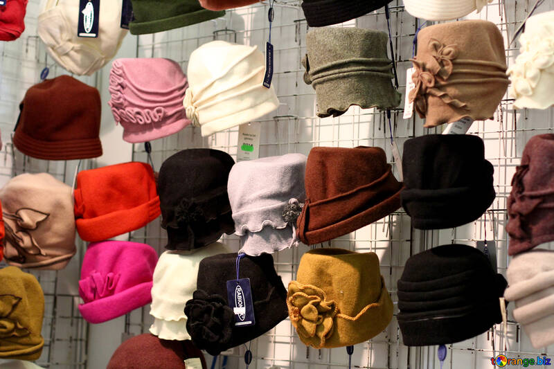 Um monte do que parece ser chapéus em prateleiras №52596