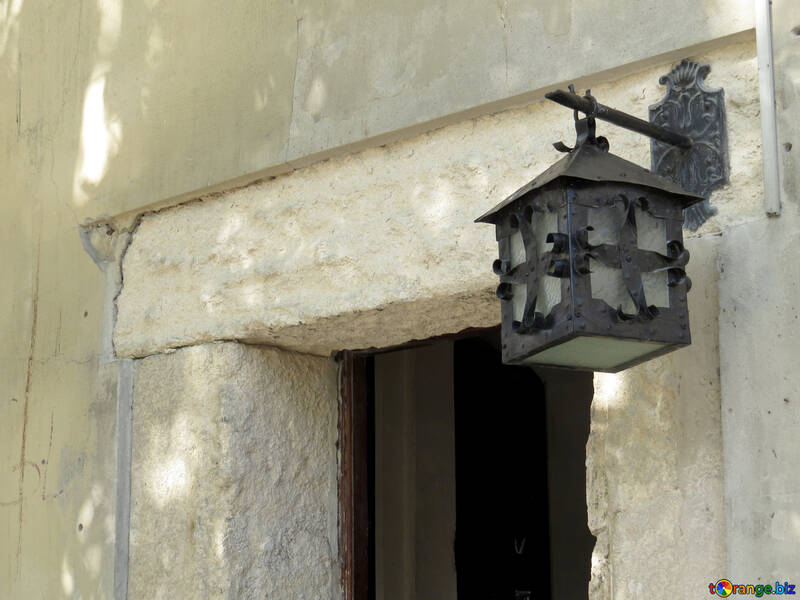 Una lámpara al lado de la puerta o ventana, lámpara de la puerta, poste de la puerta №52315