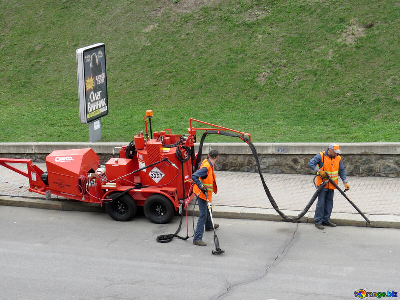 Trabajadores de dos personas limpiando carreteras №52397