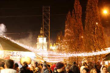 Hermosas luces llenas de gente fiesta en la ciudad №53489