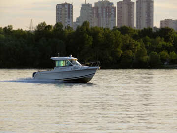 Ein kleines Boot in einem Gewässer der Stadt reitet reisenden Hintergrund №53467