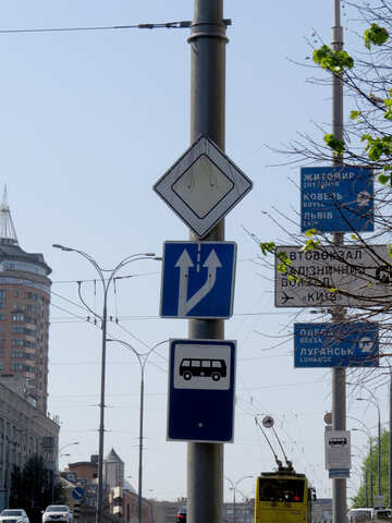 Fermata dell`autobus e segnali stradali №53363