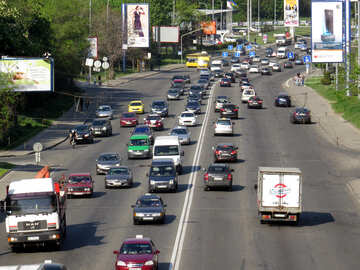 Una carretera con tráfico, automóviles, vehículos, señales, conductores. №53361