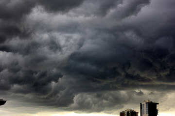 Nubes grises cielo tormentoso Nubes sobre edificios Tormenta №53242
