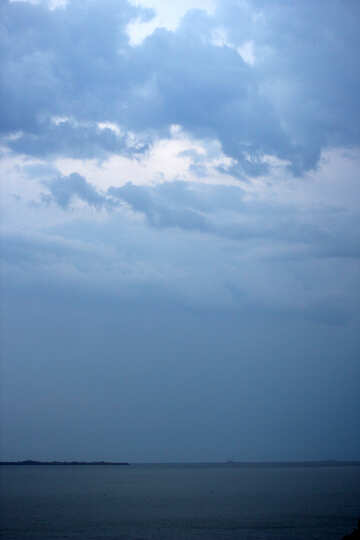 Cielo nuvoloso sopra l`oceano №53235
