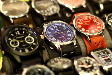 Orologi di molti colori allineati in vendita