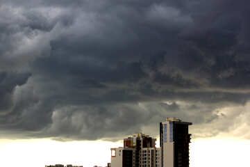 Dunkle Wolken über einem Gebäude Wolkenkratzer Haus Sturm bewölkten Himmel №53241