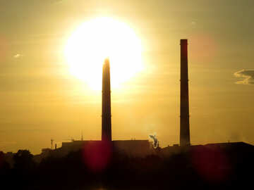 Схід сонця з двома високими худими вежами стовпів димоходу дим №53465