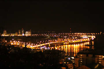 Una hermosa ciudad de noche iluminada por las luces de la ciudad №53596
