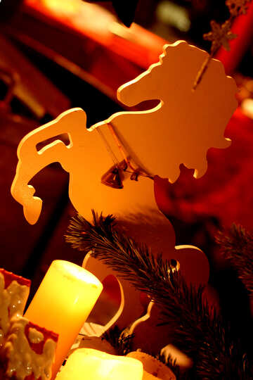 Ein Pferd, eine Kerze, ein bisschen Weihnachtsschmuck mit Girlanden-Weihnachtsschmuck №53527