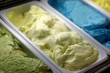 Diferentes sabores de helados en tinas. №53068