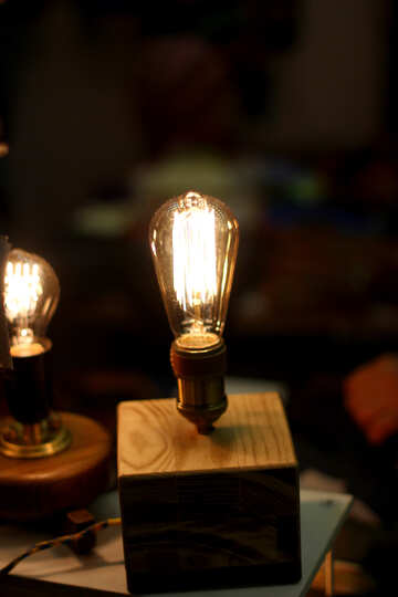 Une lampe à ampoule №53171