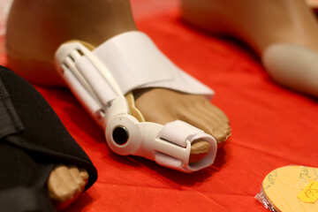 Un aparato ortopédico blanco en pequeñas zapatillas de plástico №53021