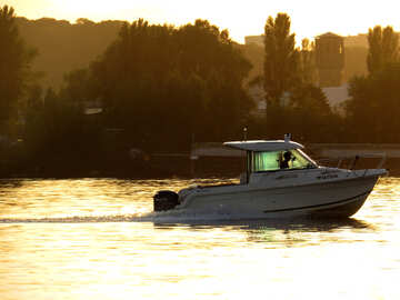 ein Motorboot auf dem Wasser №53469
