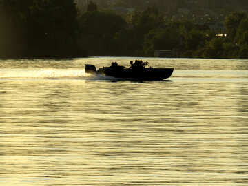 Un bateau sur l`eau rivière mer lac bateau №53448