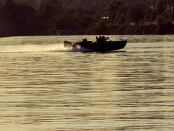 Barco de vela en un río de agua de lago navegando №53449
