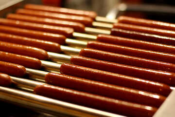 Cachorro-quente cozinhando em rolos de salsichas kebab №53521