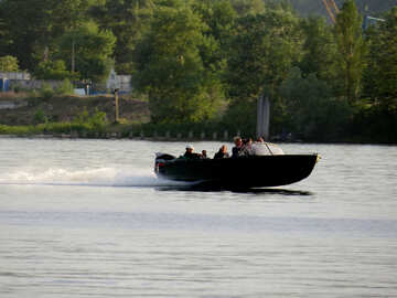 Озеро човен дерева річка зелена трава швидкісний катер №53444