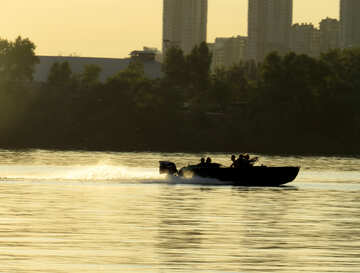 Barco de alta velocidade na água em um rio, árvores e prédios №53447