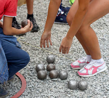 Petanque balls  person picking up №53977