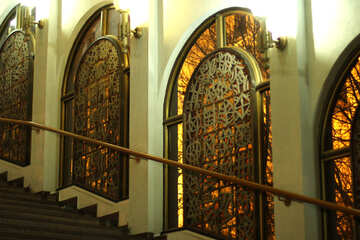 Escaleras hacia las puertas de una iglesia №53597