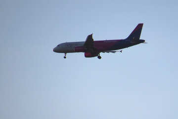 Um grande jato de passageiros voando através de um motor de aeronave de viagem aérea de aeronave de céu azul №53461