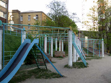 建物のおもちゃ庭の木の遊び場遊び場公園のスライド №53391