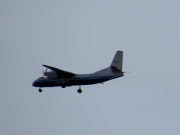 航空輸送エアジェットブルーで高く飛んでいる大型飛行機 №53455