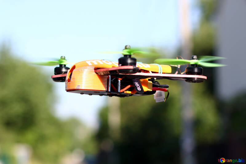 Um drone e está voando lá fora №53708