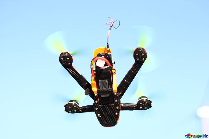 Un drone che vola nel cielo №53714