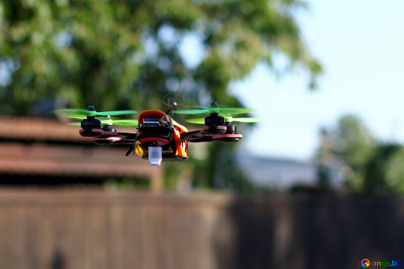 Un dron volando en el cartel educativo del patio. №53684
