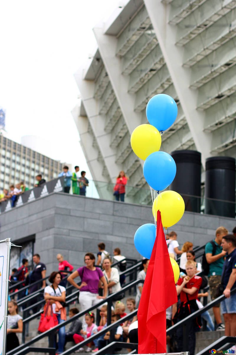 Luftballons, Menschen stehen, Gebäude №53998