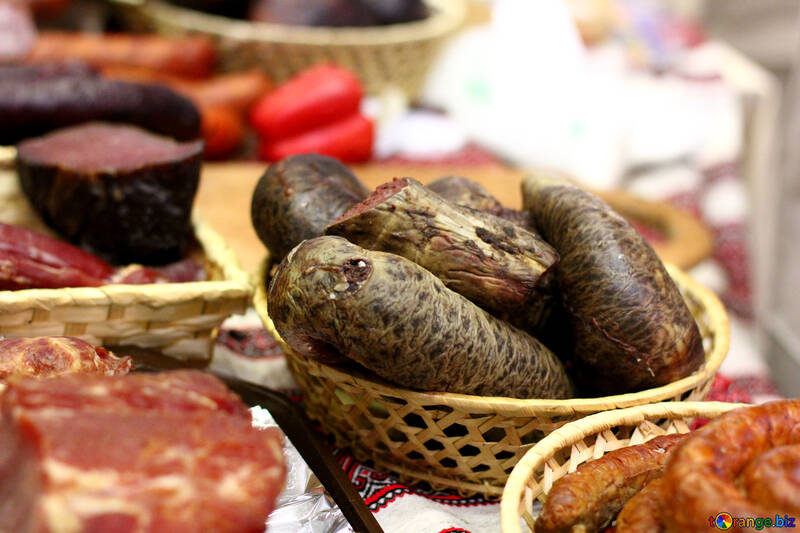 Pane a base di carne in un cestino e altri alimenti su un tavolo №53032