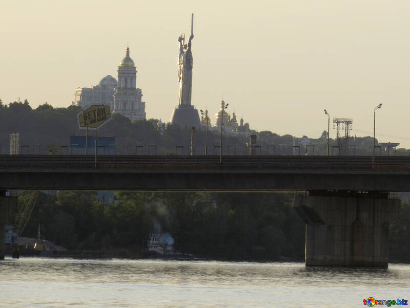 Puente de Kiev sobre la ciudad del agua №53451