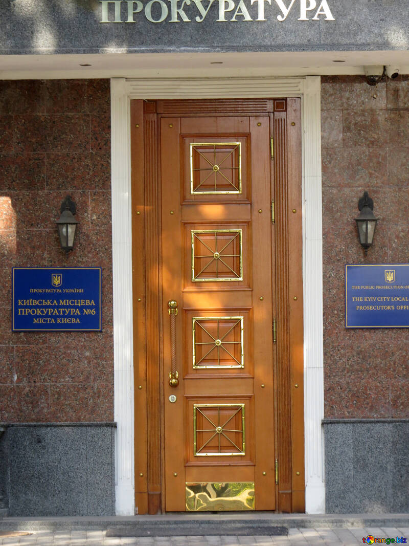 Una puerta con paneles marrones №53371