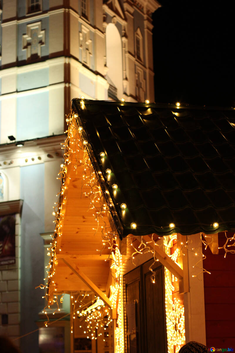 Toit des bâtiments avec des lumières de Noël №53577
