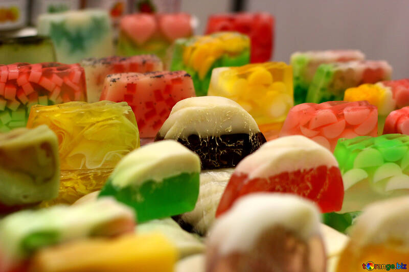 Una serie di caramelle gommose con fondi colorati e top bianchi №53090
