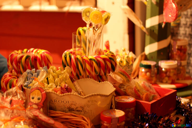 Bastones de caramelo en una decoración de mesa y dulces azúcares navideños №53498