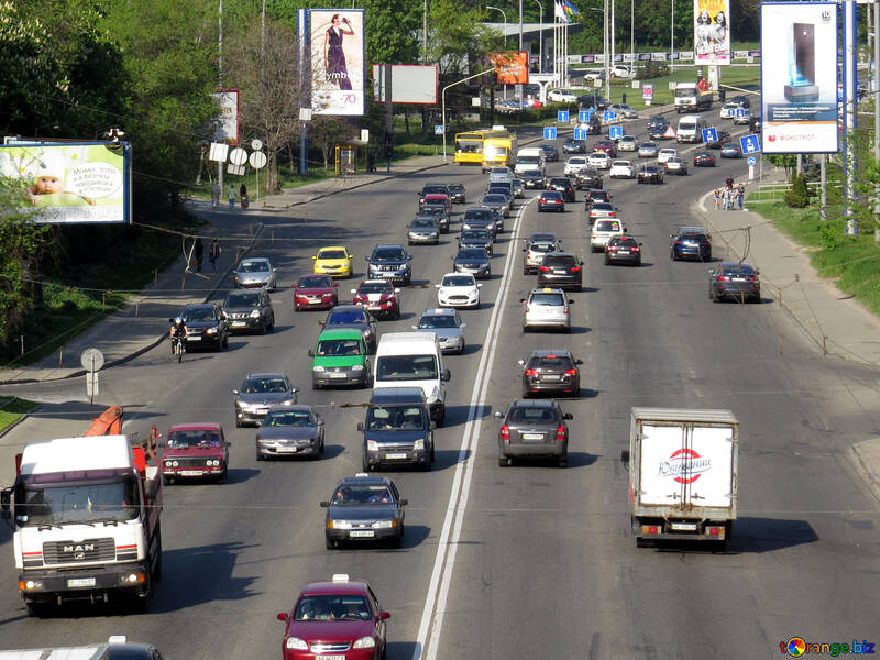 Una carretera con tráfico, automóviles, vehículos, señales, conductores. №53361