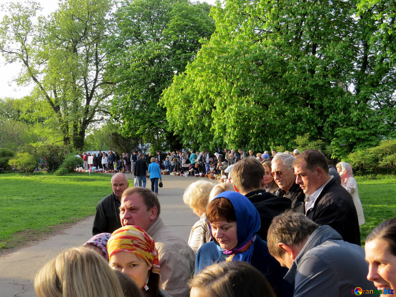 Line of people in a park waiting №53999