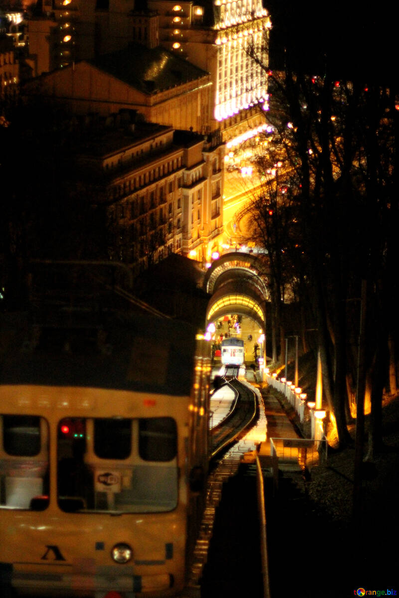 Міська вулиця в нічний автобус світлі вікна алея №53595