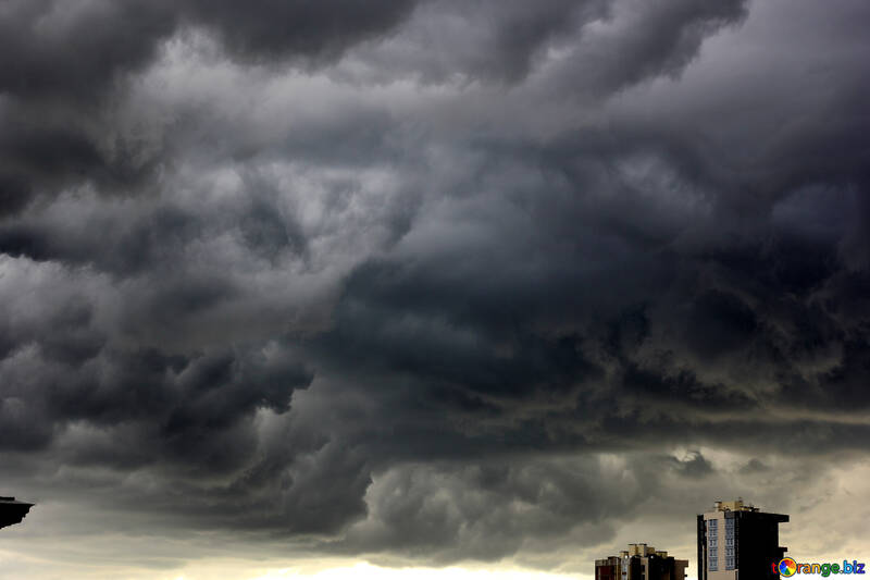 graue Wolken stürmischer Himmel Wolken über Gebäuden Sturm №53242