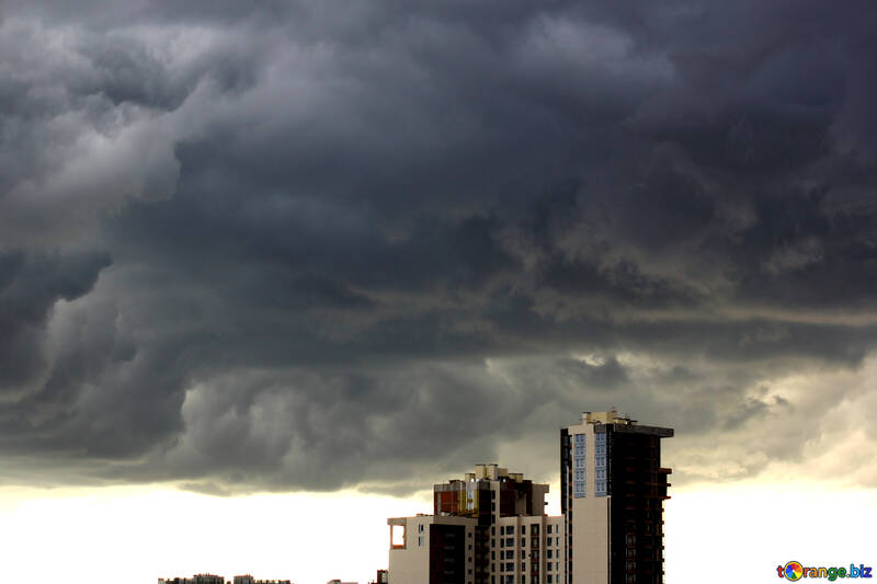 Темні хмари над будівлею хмарочосів будинок шторм хмарне небо №53241