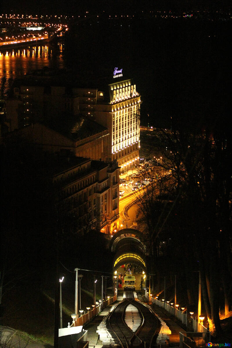 Edifício e ponte das luzes da noite da cidade №53603