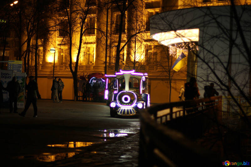 Un treno coperto di luci natalizie locomotiva luce al neon №53594